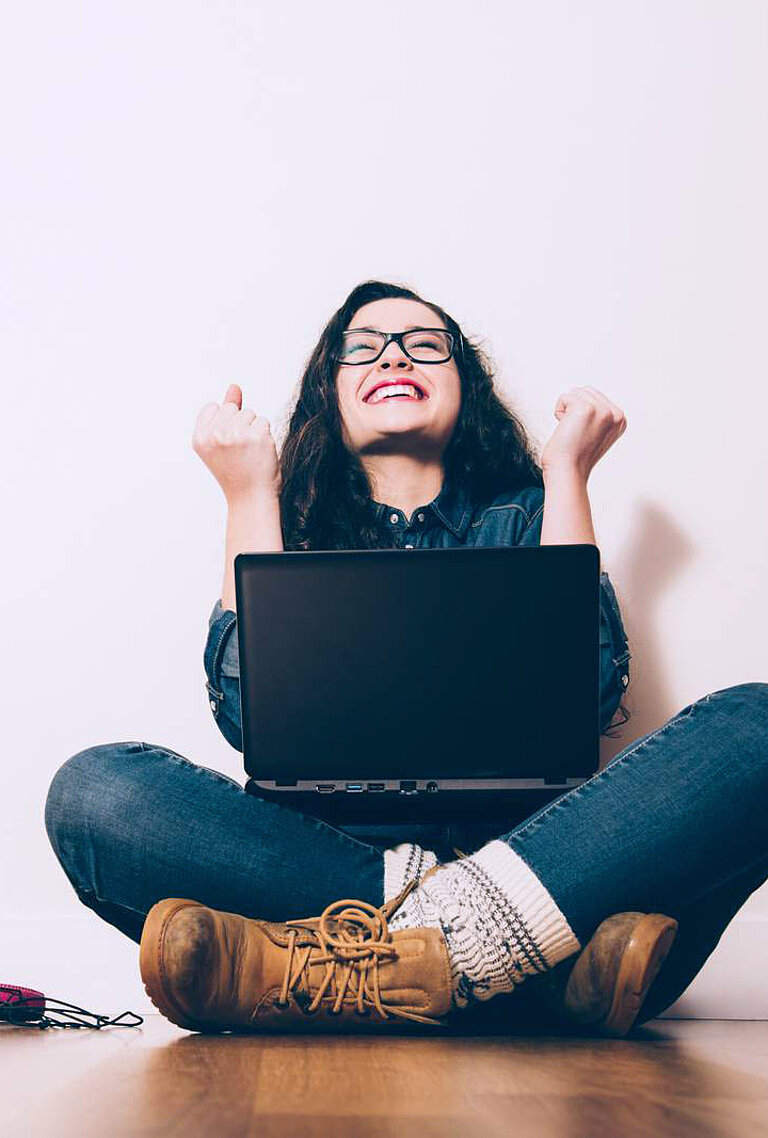 Smiling woman sitting in front of a computer